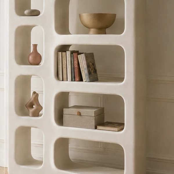Détail du Cabinet Mura dans un intérieur lumineux, montrant ses arêtes arrondies.