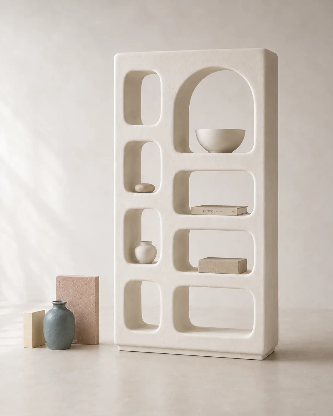Cabinet Mura vertical dans un studio clair avec accents colorés subtils.